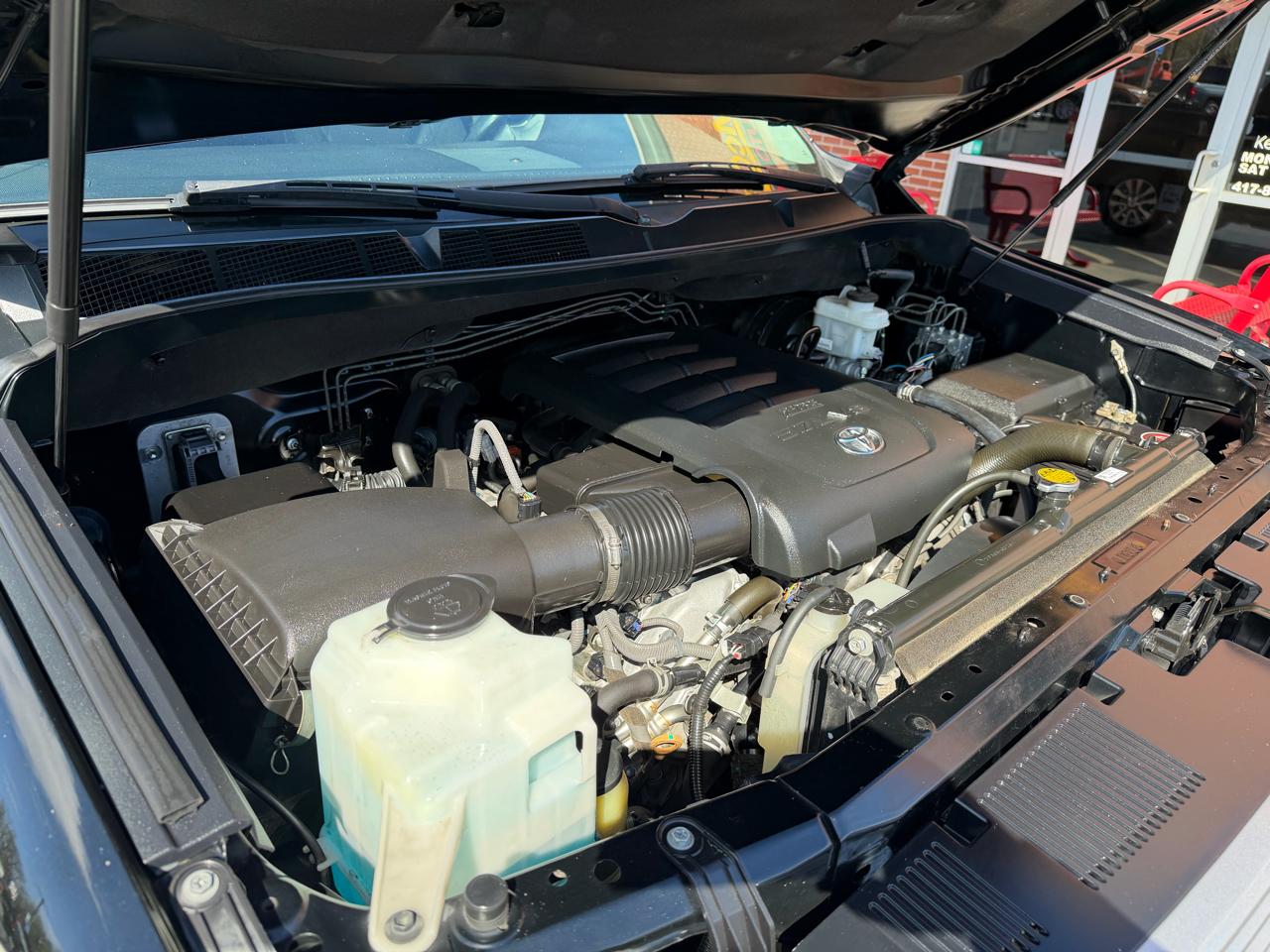 Toyota Tundra 4WD Limited CrewMax 5.5' Bed 5.7L FFV (Natl) 2017