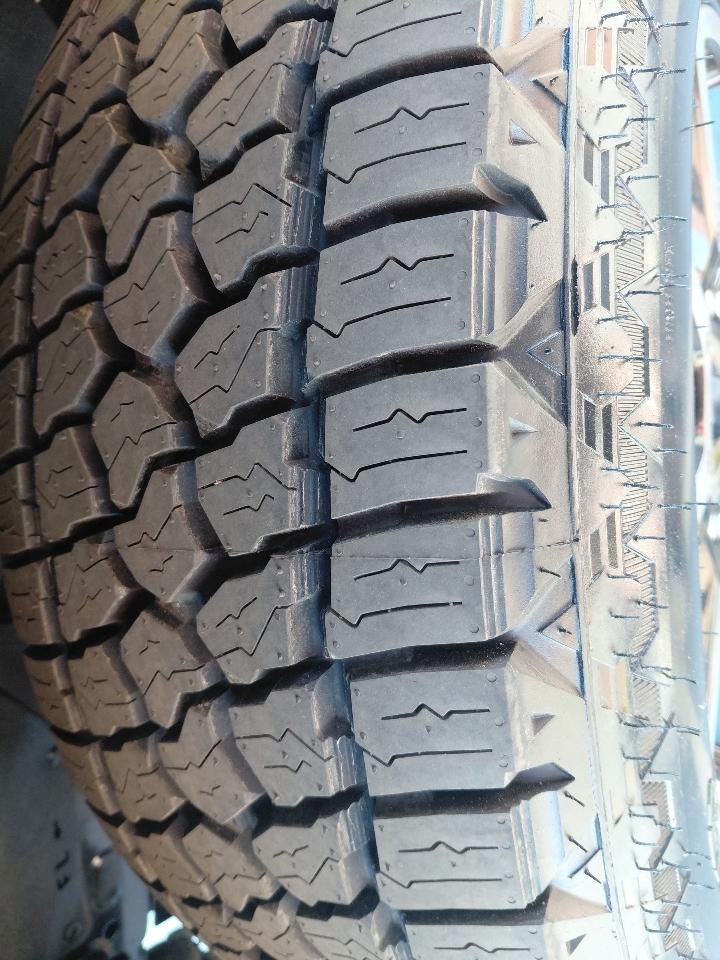 Toyota Tundra 4WD Truck CrewMax 5.7L FFV V8 6-Spd AT LTD (Natl) 2016