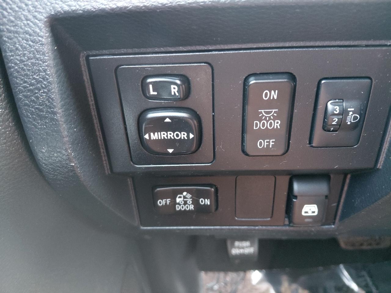 Toyota Tundra 4WD Truck CrewMax 5.7L FFV V8 6-Spd AT LTD (Natl) 2016