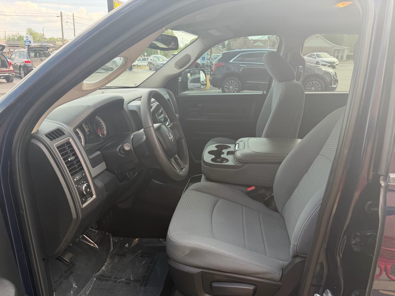 RAM 1500 4WD Crew Cab 140.5" Express 2013