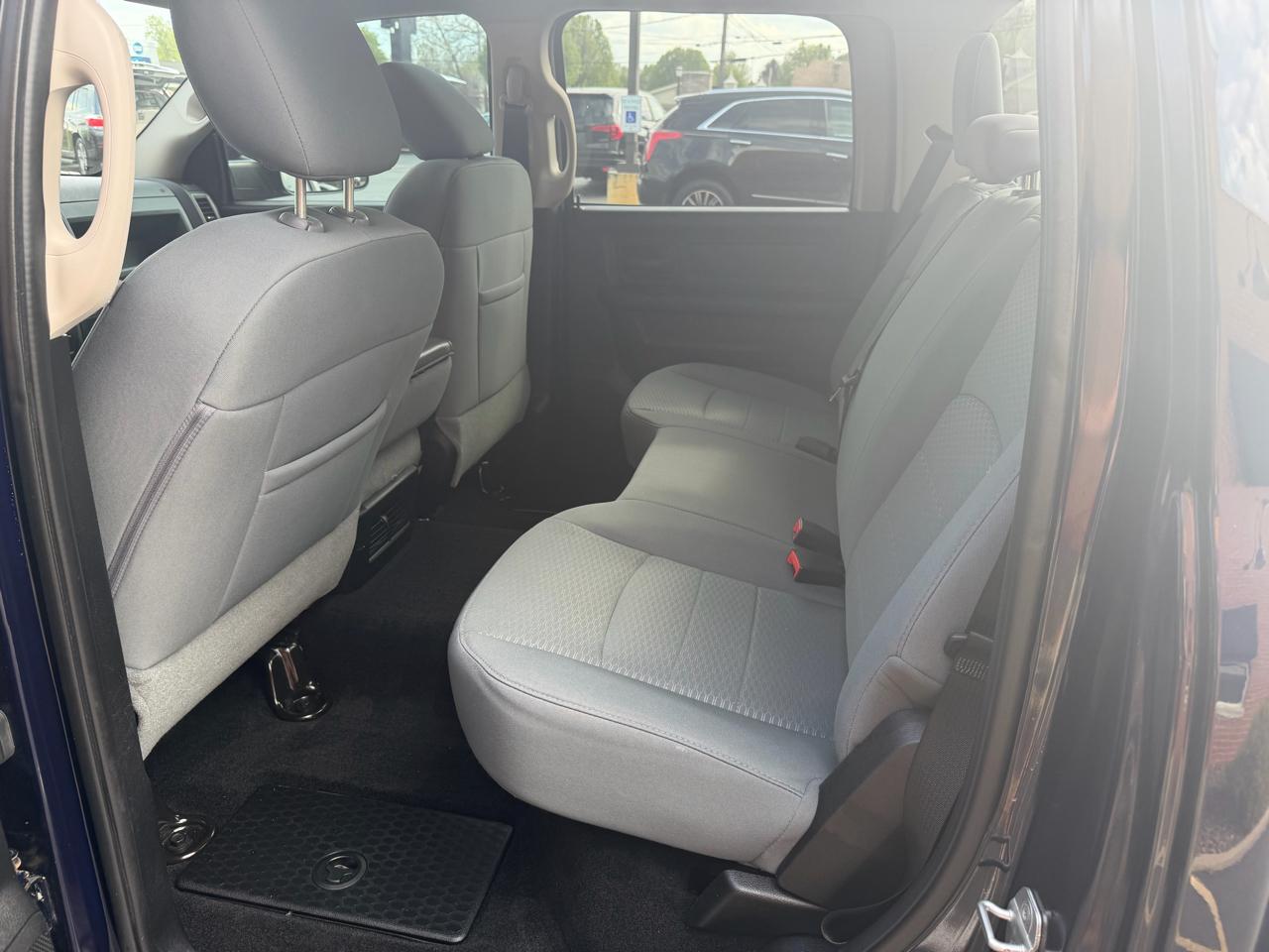 RAM 1500 4WD Crew Cab 140.5" Express 2013