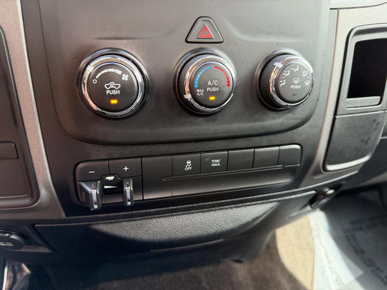 RAM 1500 4WD Crew Cab 140.5" Express 2013