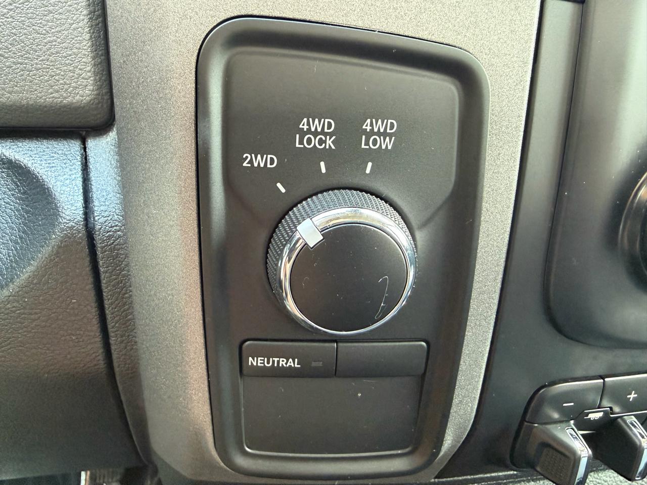 RAM 1500 4WD Crew Cab 140.5" Express 2013