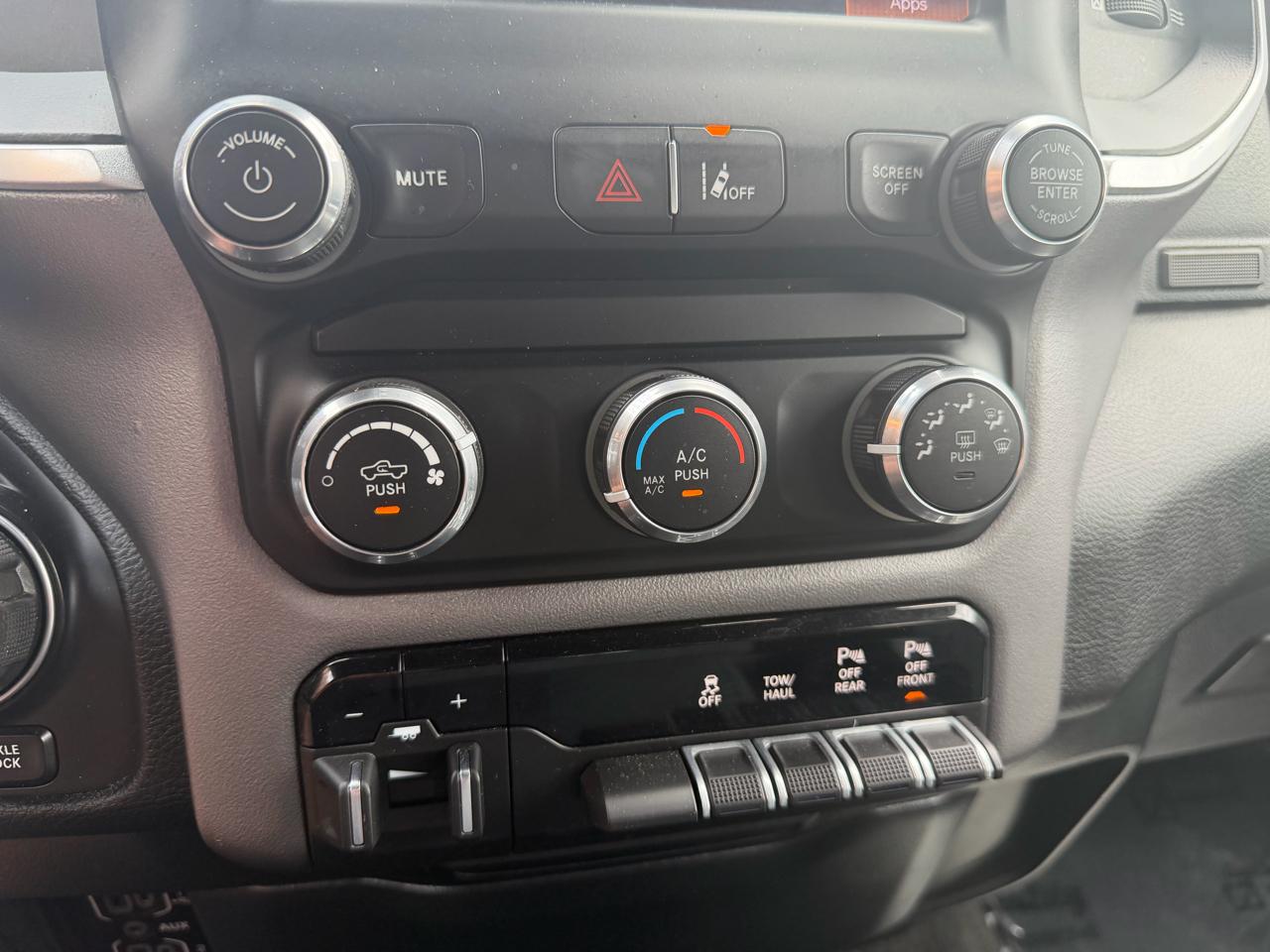 RAM 1500 Big Horn 4x4 Crew Cab 6'4" Box 2022