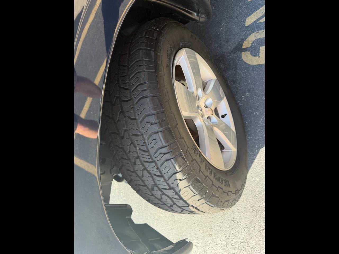 RAM 1500 4WD Crew Cab 140.5" Lone Star 2012