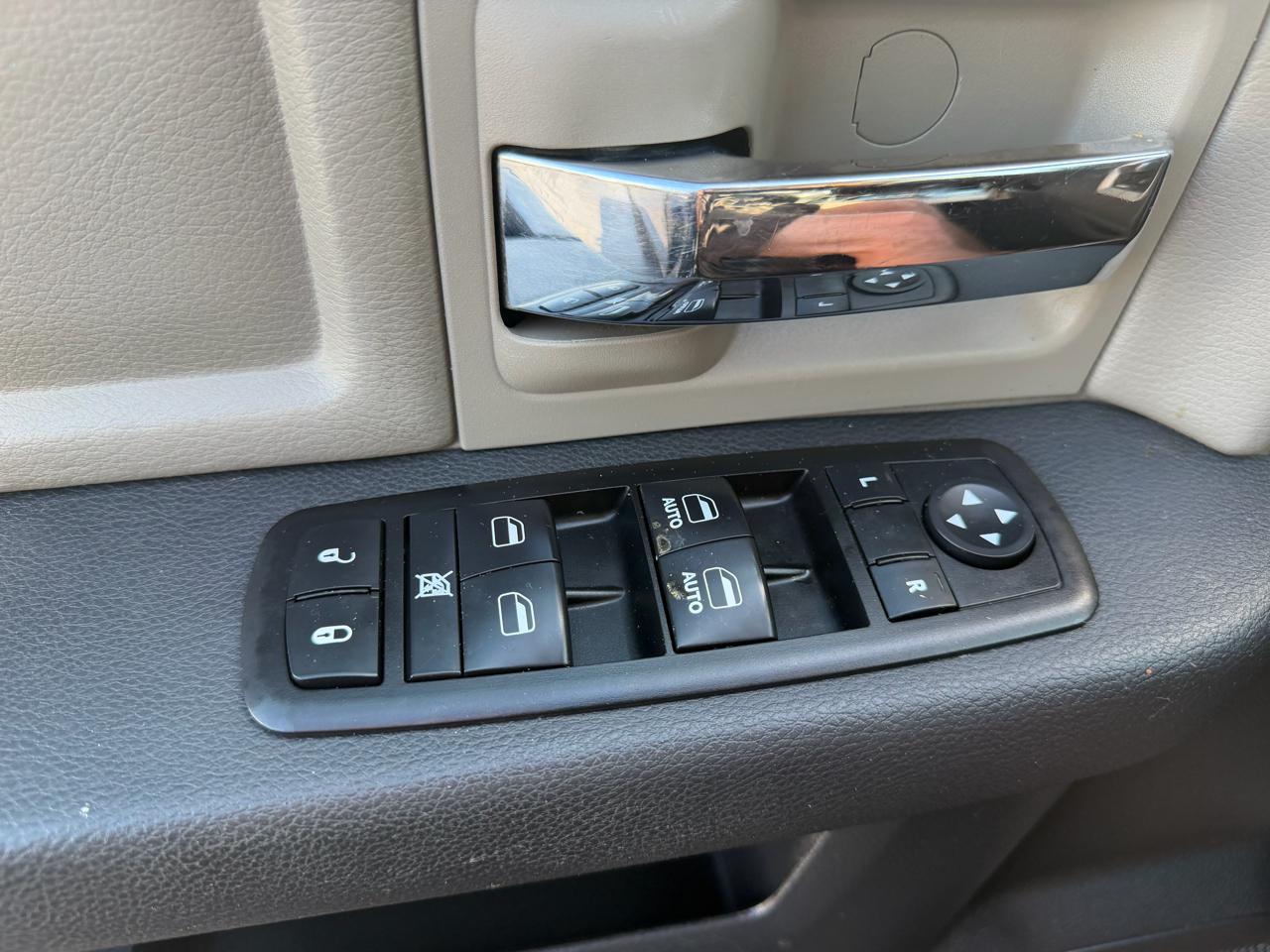 RAM 1500 4WD Crew Cab 140.5" Lone Star 2012