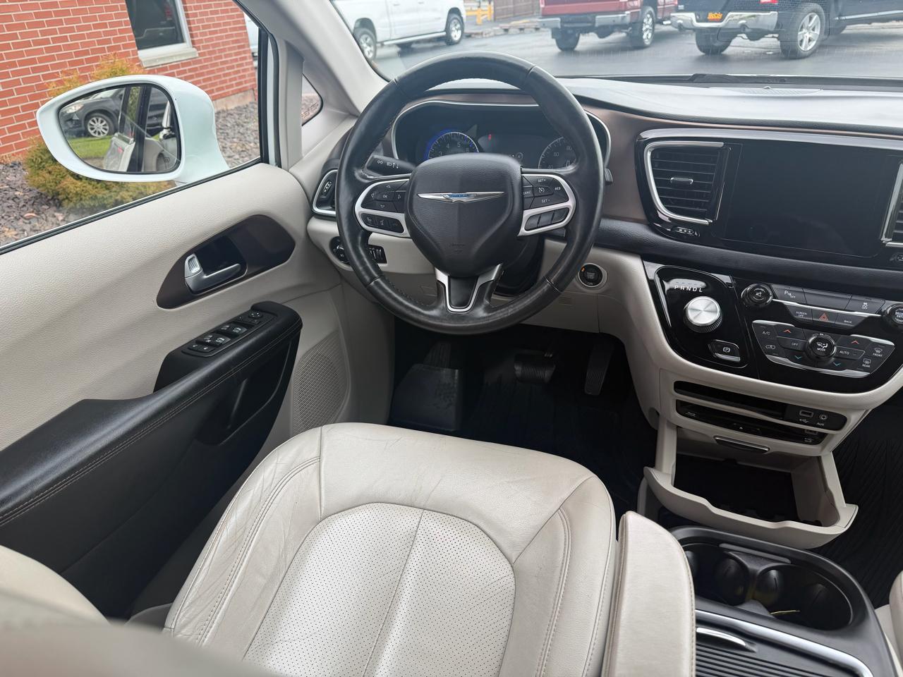 Chrysler Pacifica Touring-L Plus FWD 2017