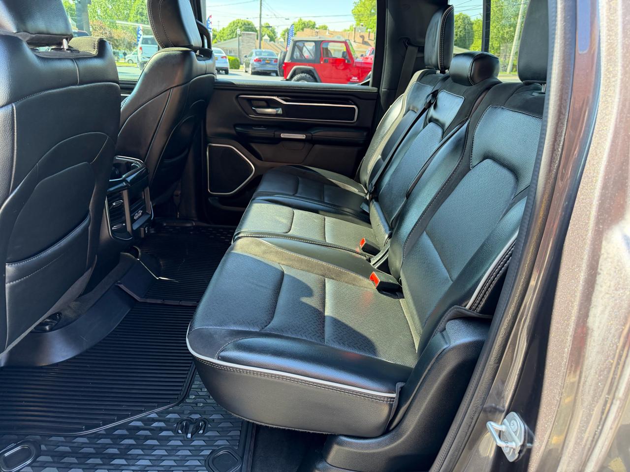 RAM 1500 Laramie 4x4 Crew Cab 5'7" Box 2020