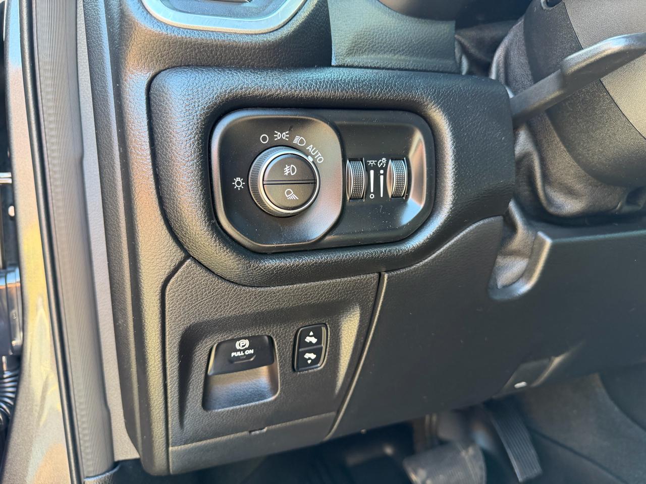 RAM 1500 Laramie 4x4 Crew Cab 5'7" Box 2020