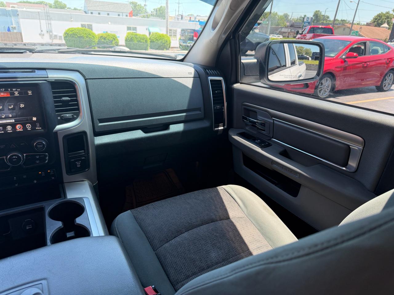 RAM 1500 4WD Quad Cab 140.5" Big Horn 2015