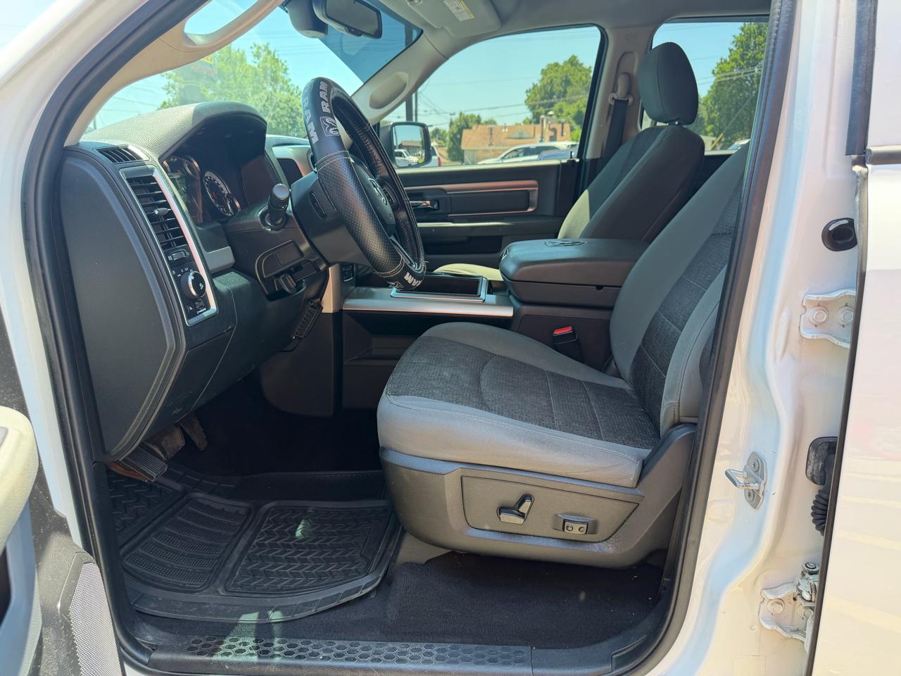 RAM 1500 4WD Quad Cab 140.5" Big Horn 2015
