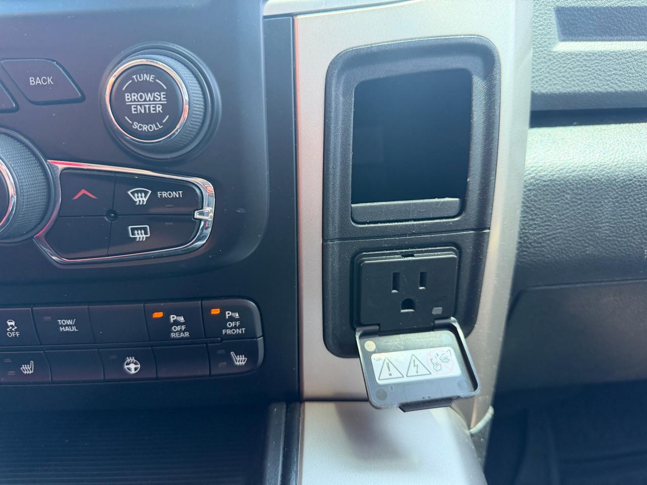 RAM 1500 4WD Quad Cab 140.5" Big Horn 2015