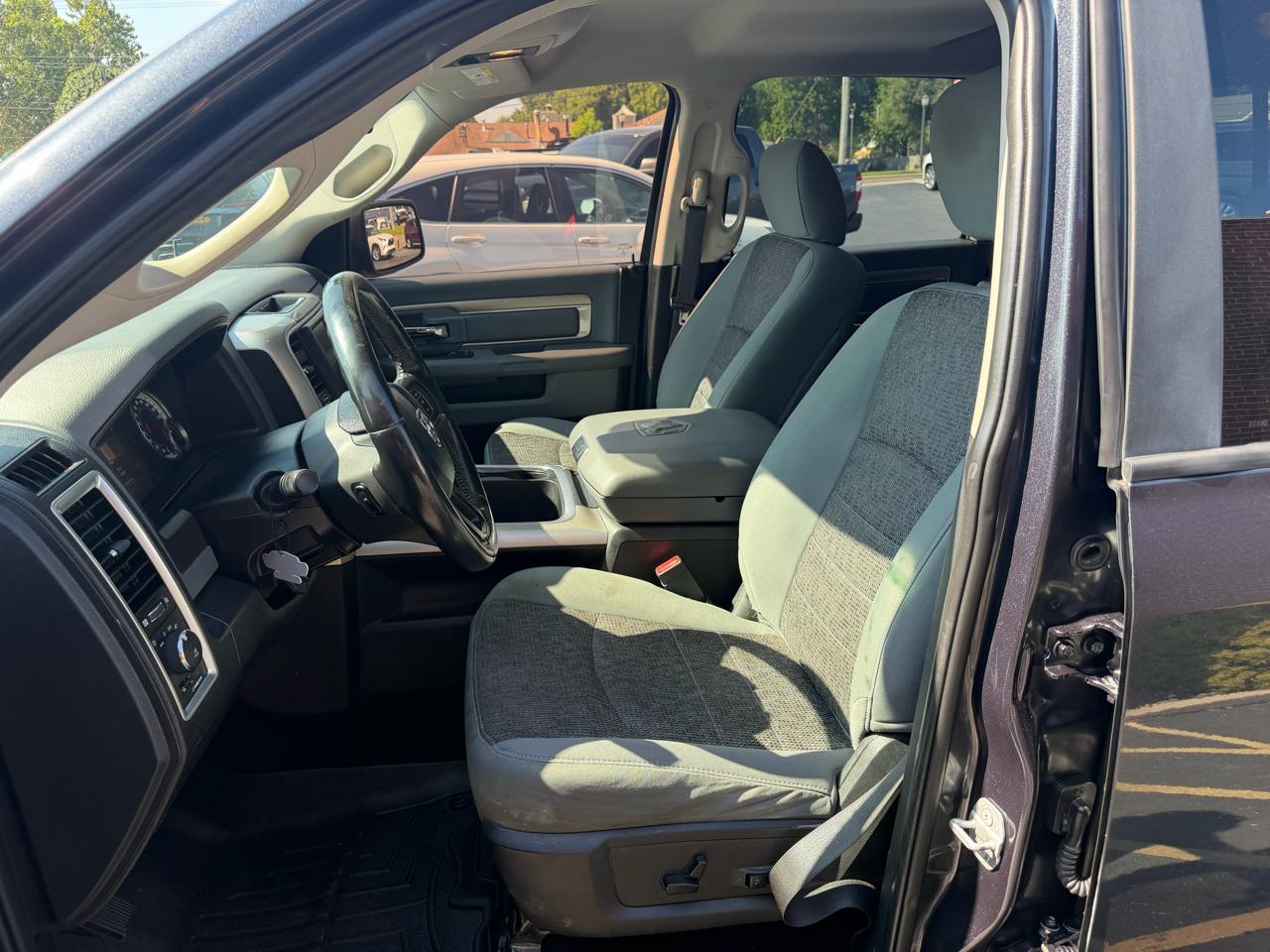 RAM 1500 Big Horn 4x4 Crew Cab 5'7" Box 2017