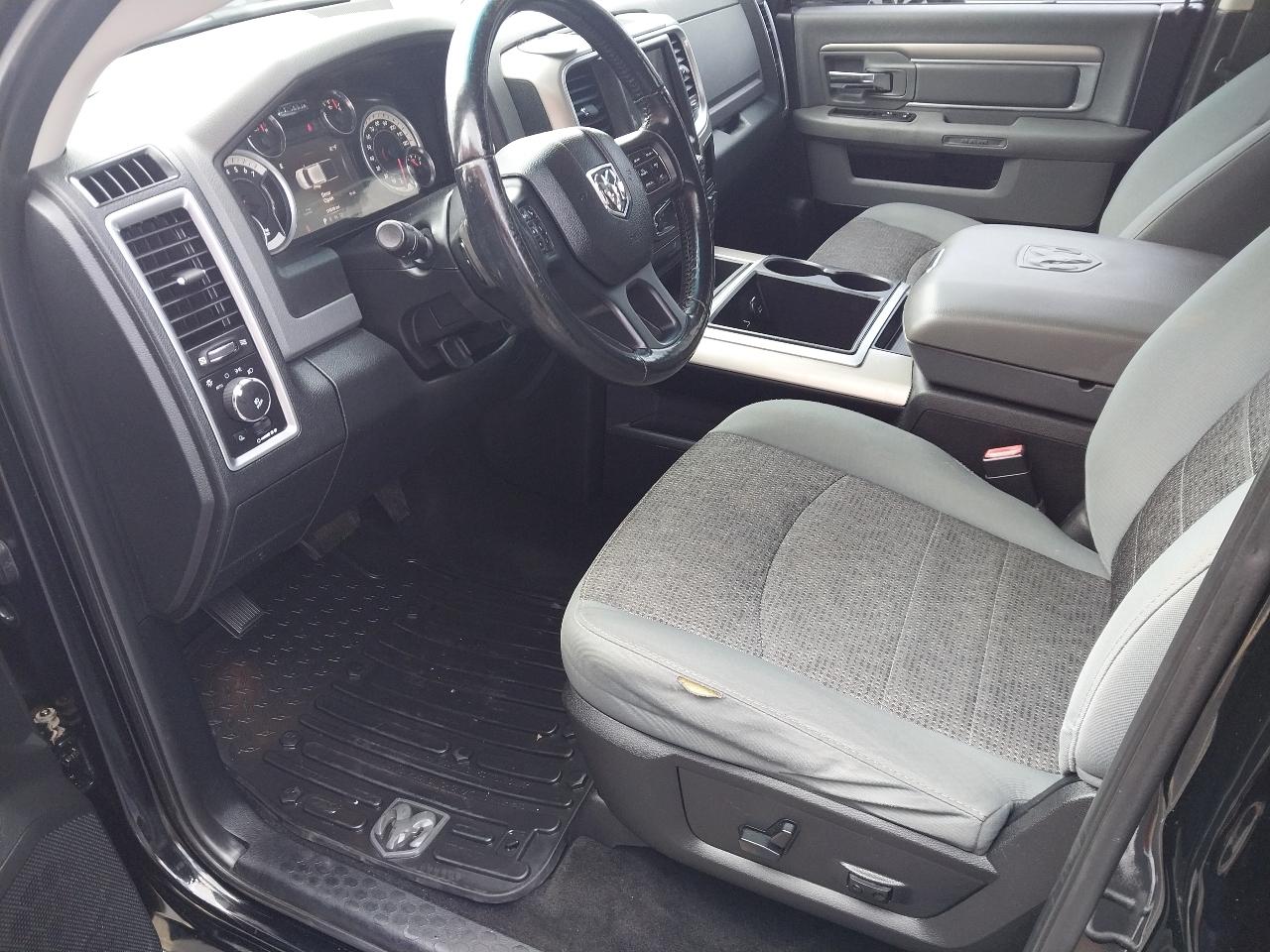 RAM 1500 4WD Crew Cab 140.5" Big Horn 2014