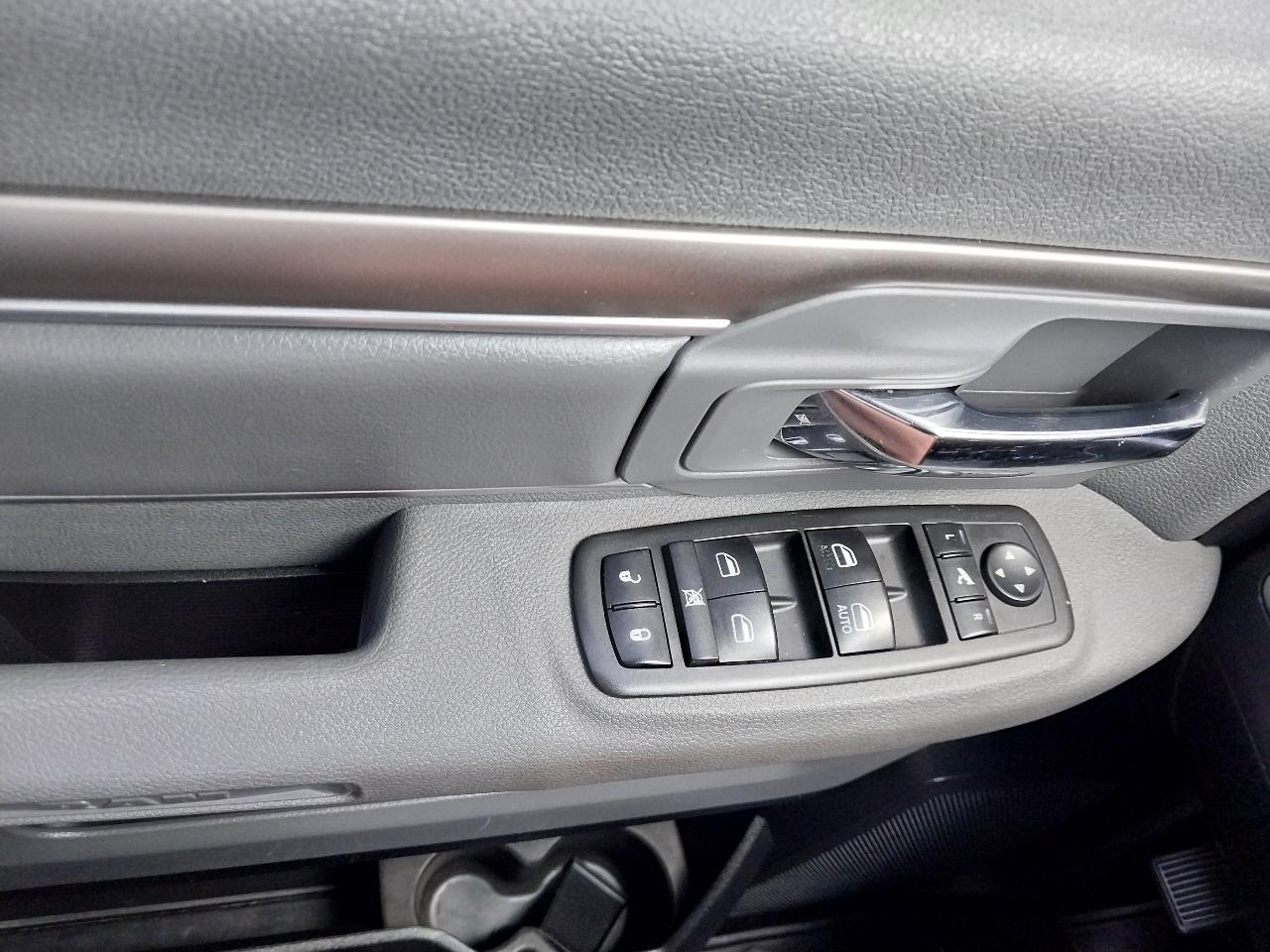 RAM 1500 4WD Crew Cab 140.5" Big Horn 2014