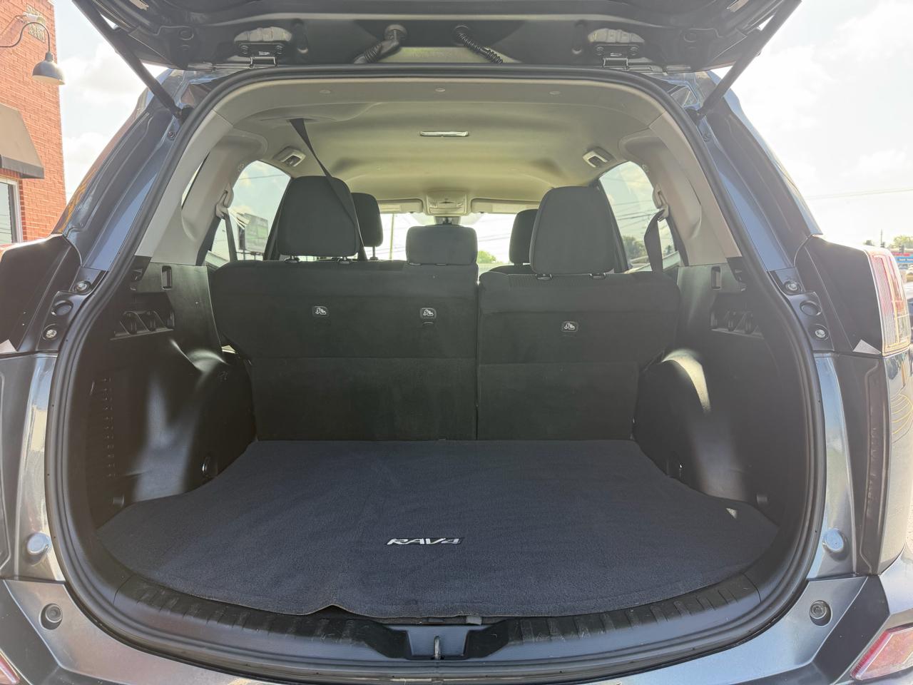 Toyota RAV4 LE AWD (Natl) 2018
