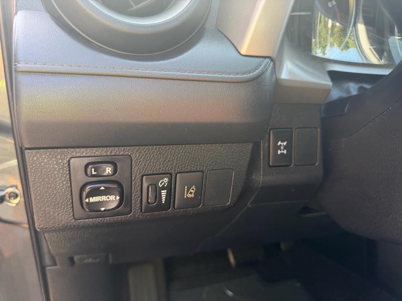 Toyota RAV4 LE AWD (Natl) 2018