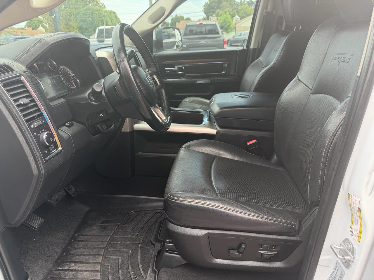 RAM 2500 Laramie 4x4 Mega Cab 6'4" Box 2017