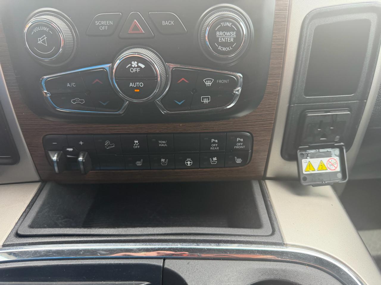 RAM 2500 Laramie 4x4 Mega Cab 6'4" Box 2017