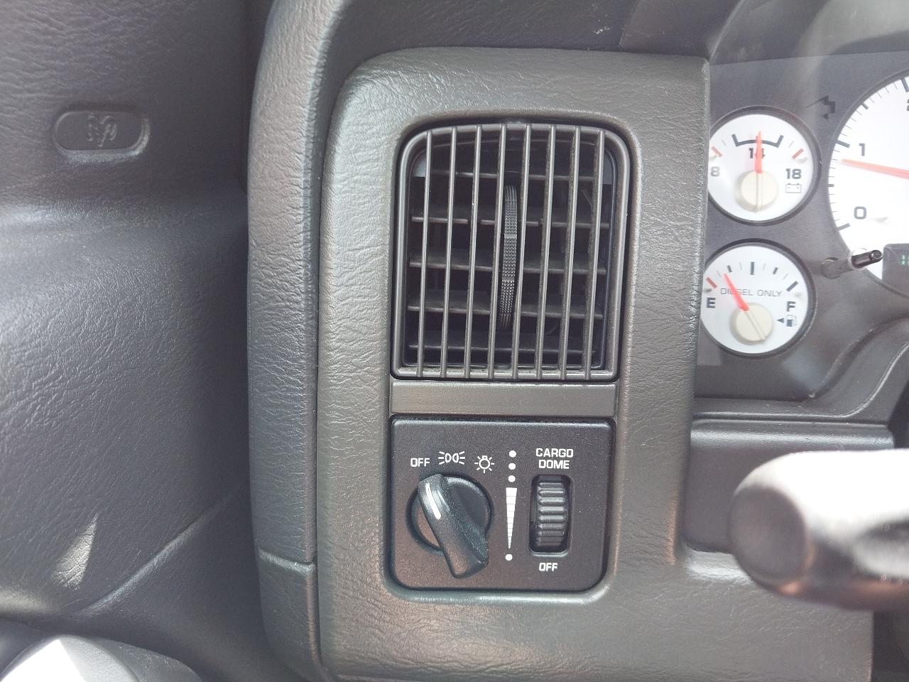 Dodge Ram 3500 2dr Reg Cab 140.5" WB DRW 4WD SLT 2004