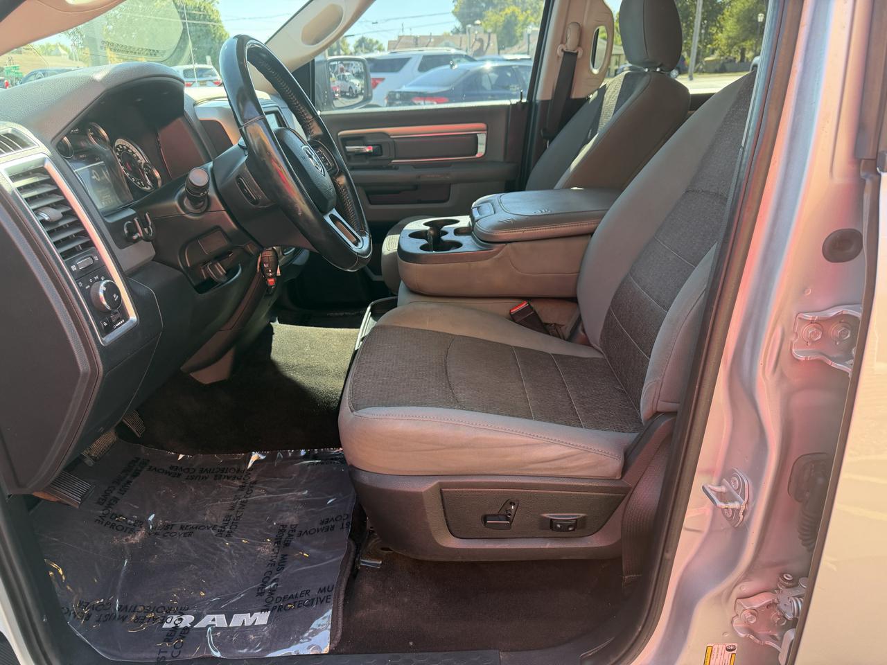 RAM 1500 Big Horn 4x4 Crew Cab 5'7" Box 2017