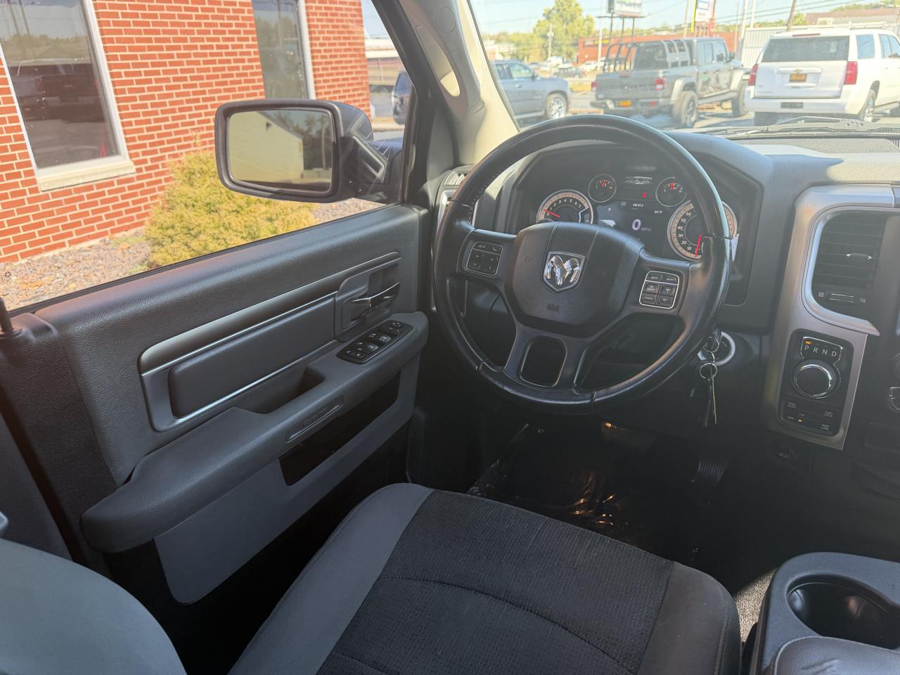 RAM 1500 Big Horn 4x4 Crew Cab 5'7" Box 2017