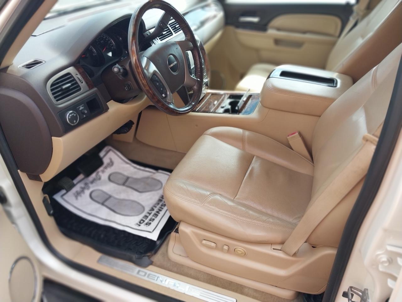 GMC Yukon XL AWD 4dr 1500 Denali 2012