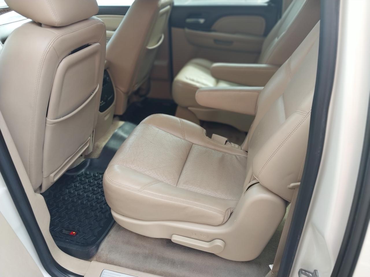 GMC Yukon XL AWD 4dr 1500 Denali 2012