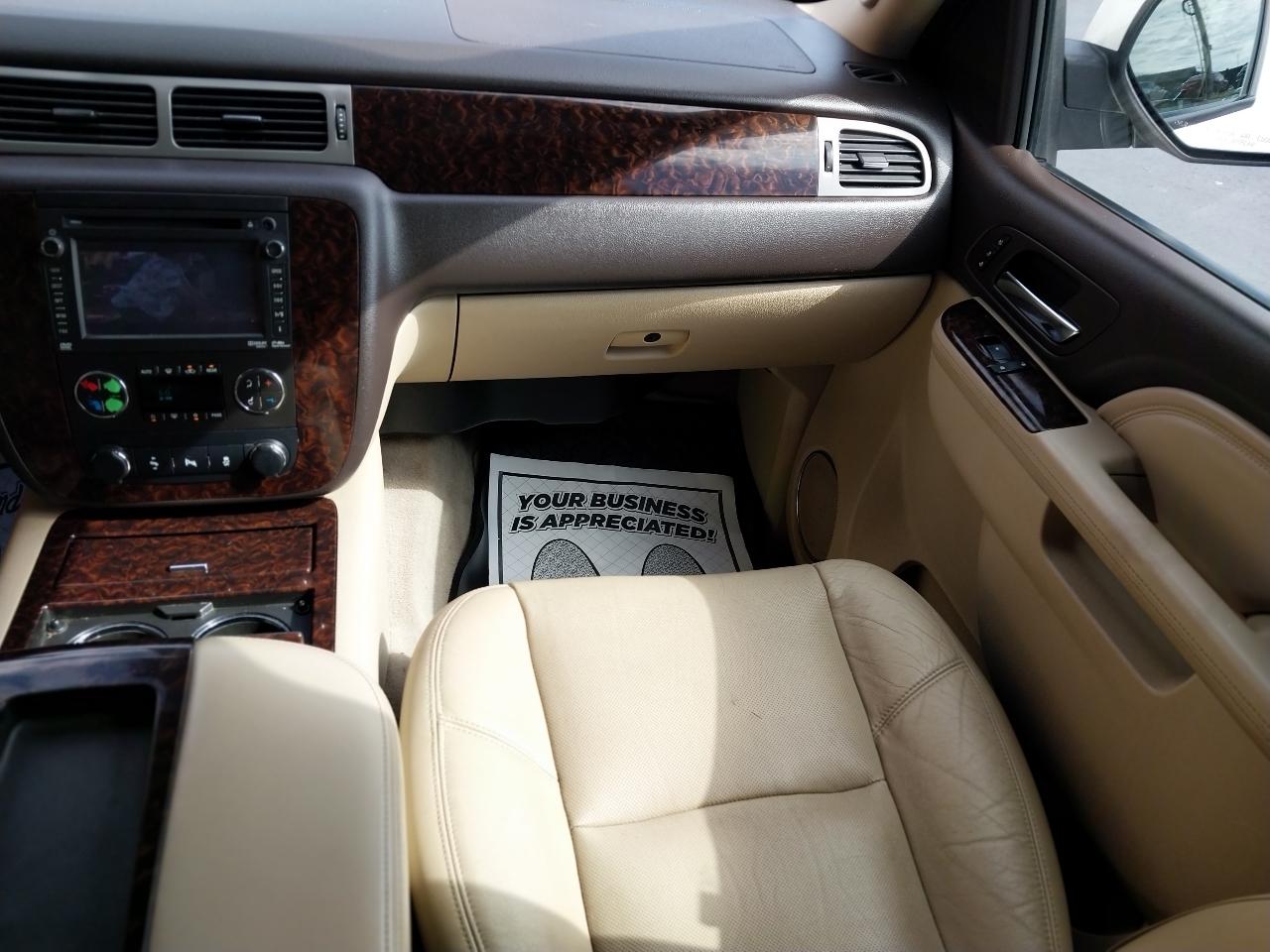GMC Yukon XL AWD 4dr 1500 Denali 2012