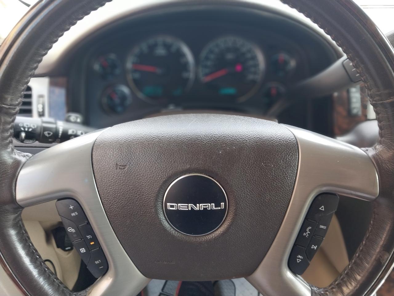 GMC Yukon XL AWD 4dr 1500 Denali 2012