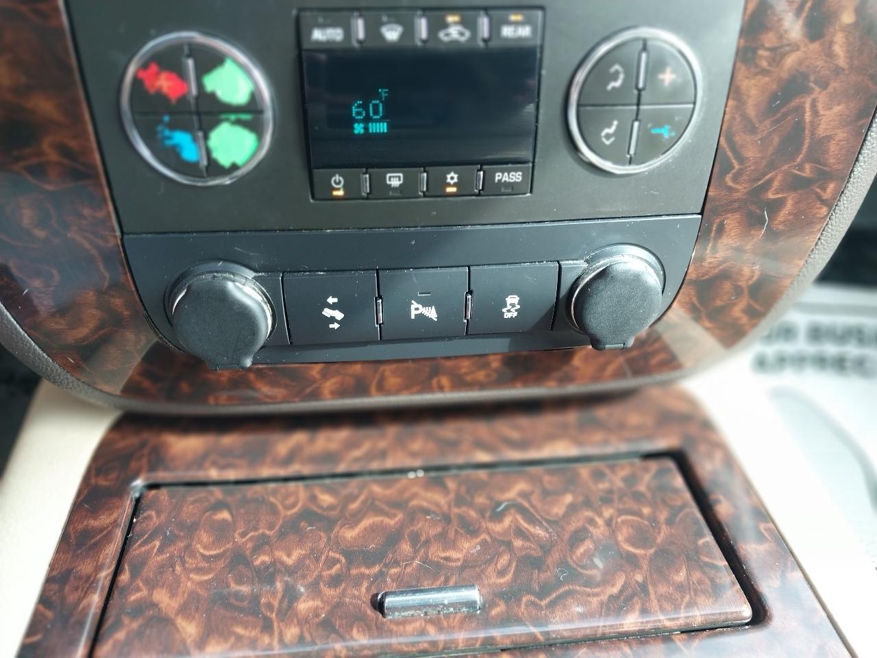 GMC Yukon XL AWD 4dr 1500 Denali 2012