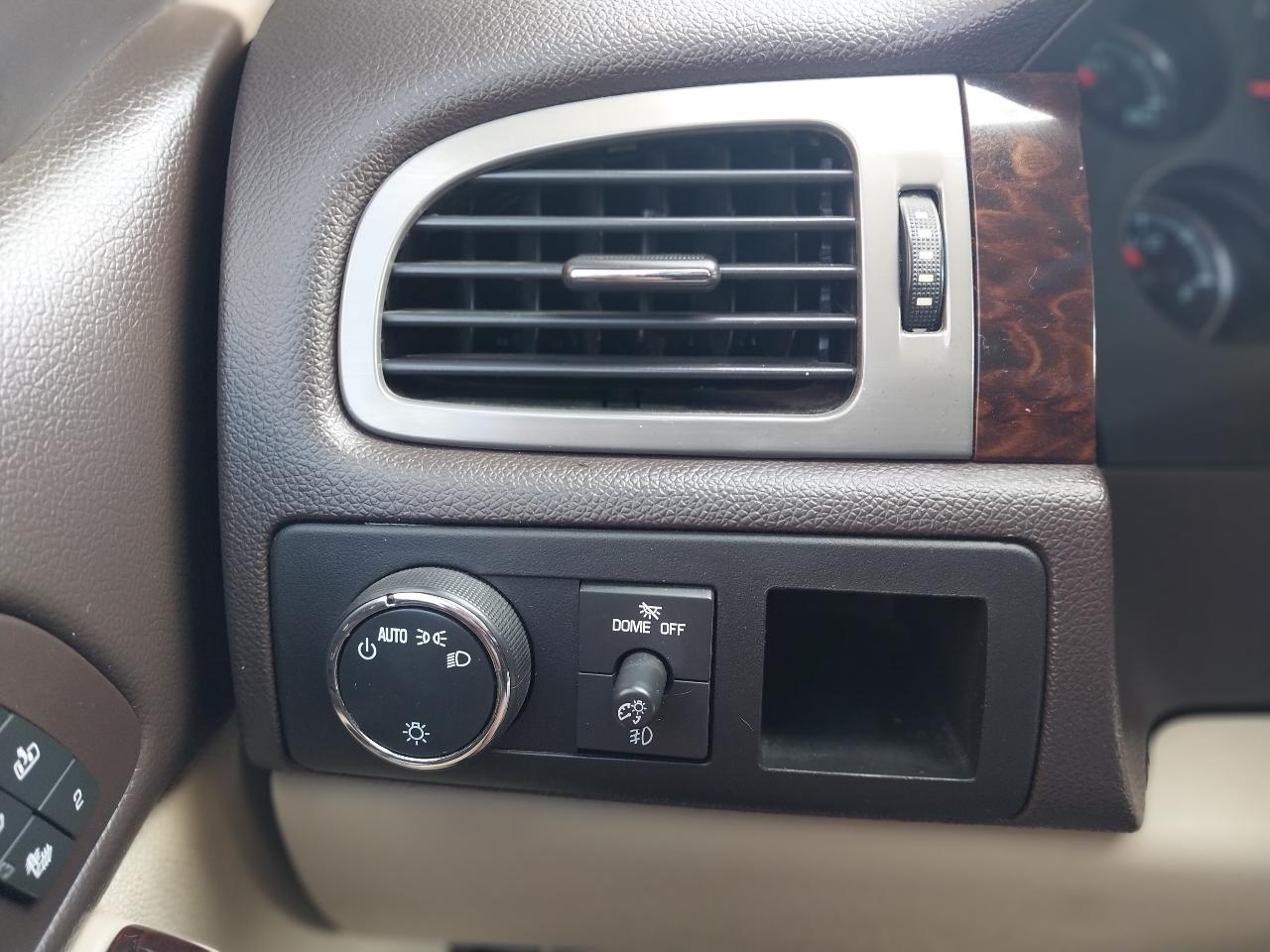 GMC Yukon XL AWD 4dr 1500 Denali 2012