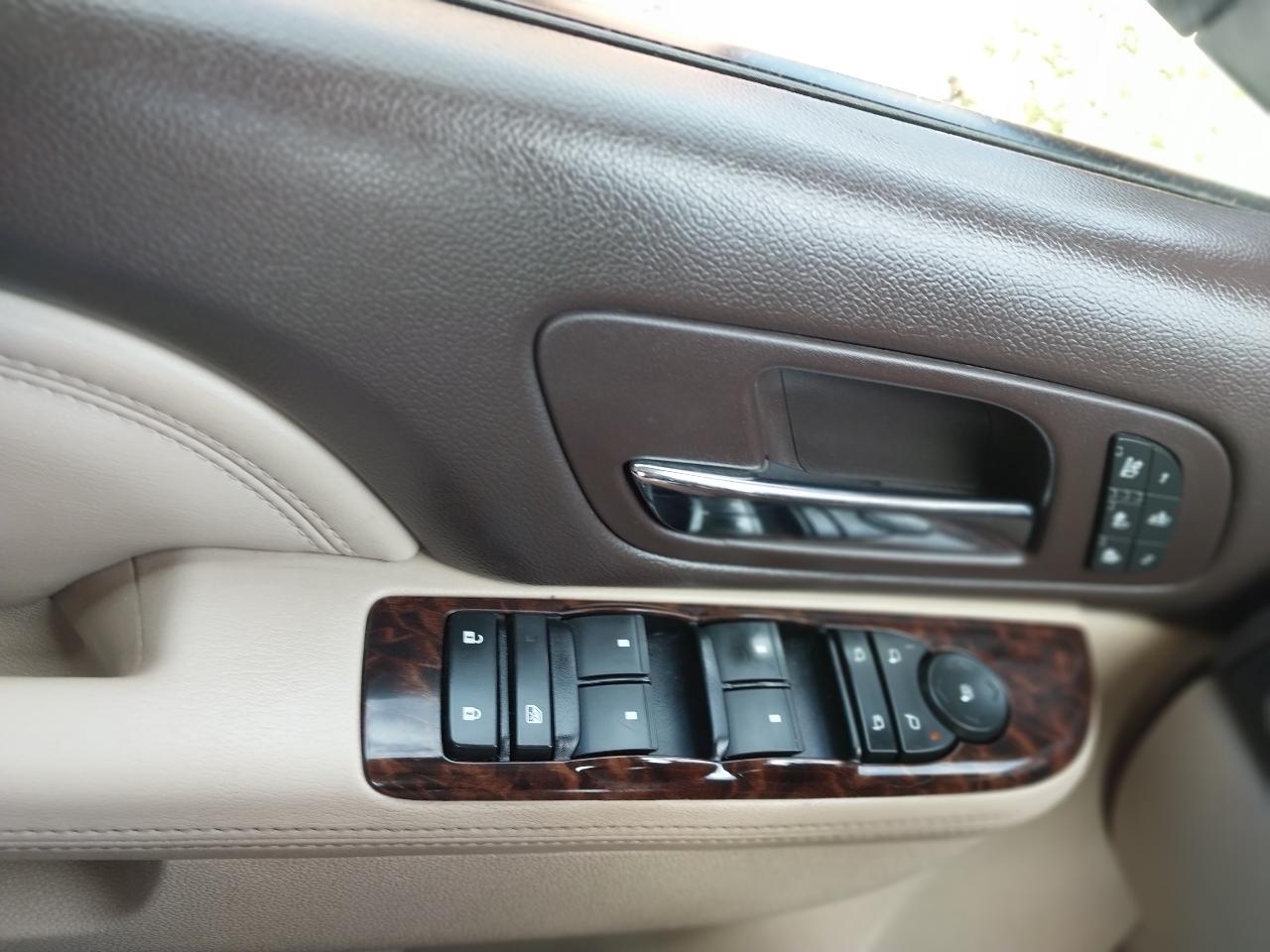 GMC Yukon XL AWD 4dr 1500 Denali 2012
