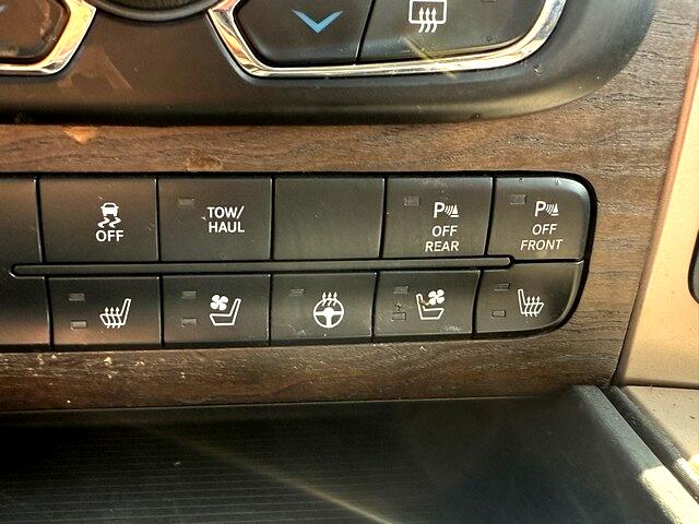 RAM 1500 Longhorn 4x4 Crew Cab 5'7" Box 2017 RAM 1500 Longhorn 4x4 Crew Cab 5'7" Box 2017