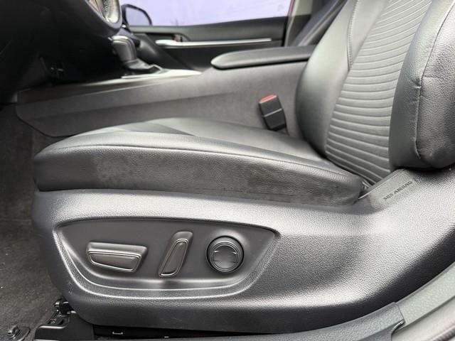 Toyota Camry Hybrid SE Nightshade CVT (Natl) 2023