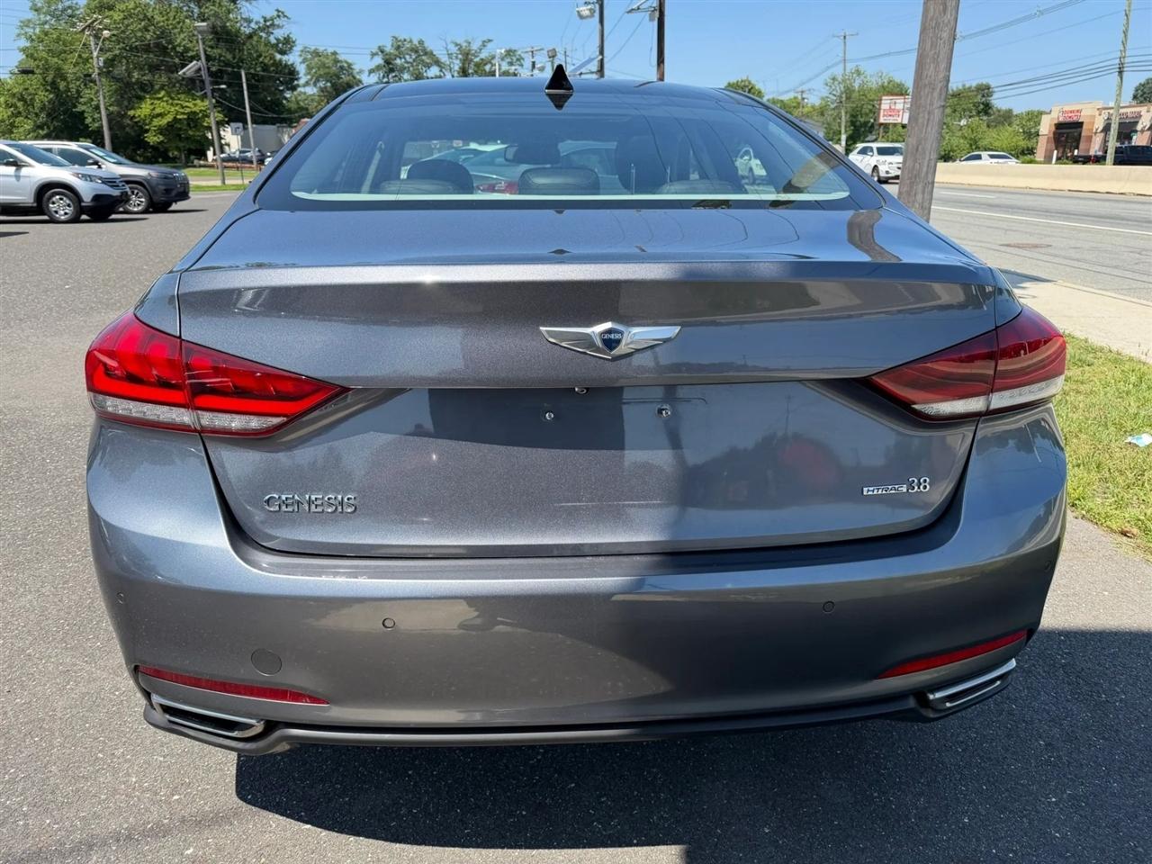 Hyundai Genesis 4dr Sdn V6 3.8L AWD 2015