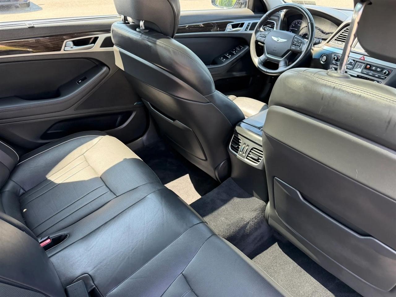 Hyundai Genesis 4dr Sdn V6 3.8L AWD 2015