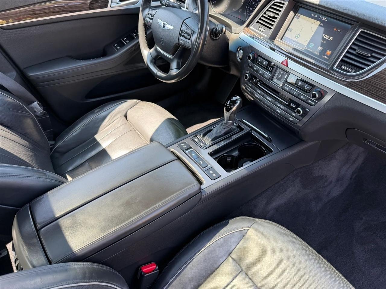 Hyundai Genesis 4dr Sdn V6 3.8L AWD 2015