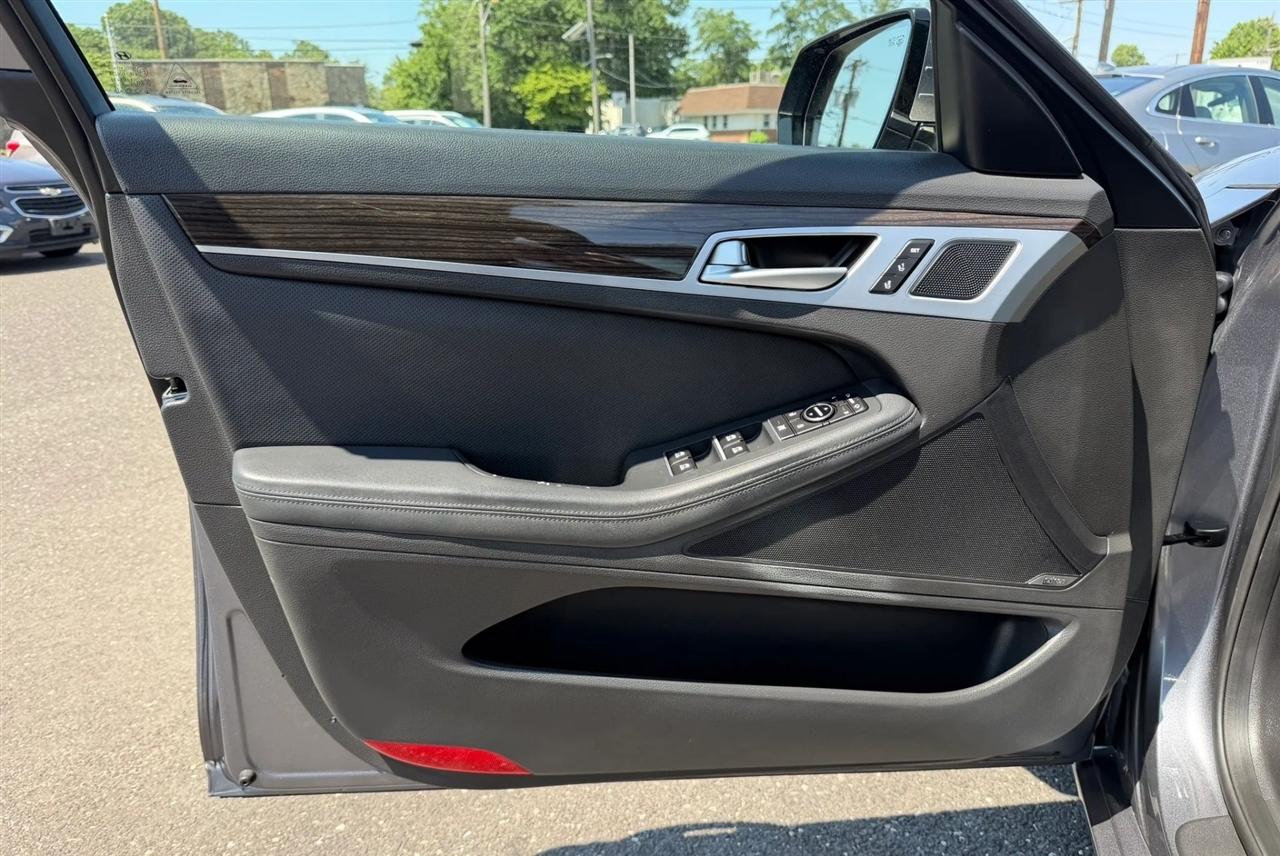 Hyundai Genesis 4dr Sdn V6 3.8L AWD 2015