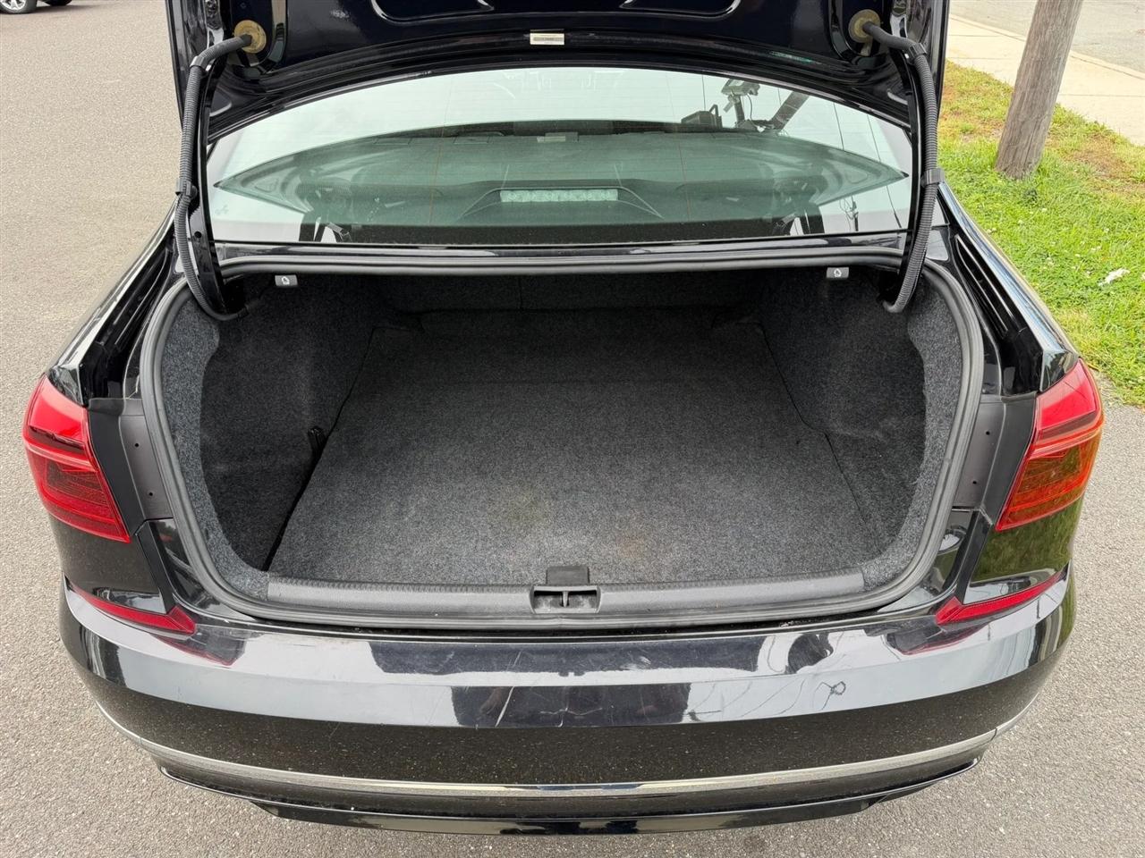Volkswagen Passat R-Line w/Comfort Pkg Auto 2017