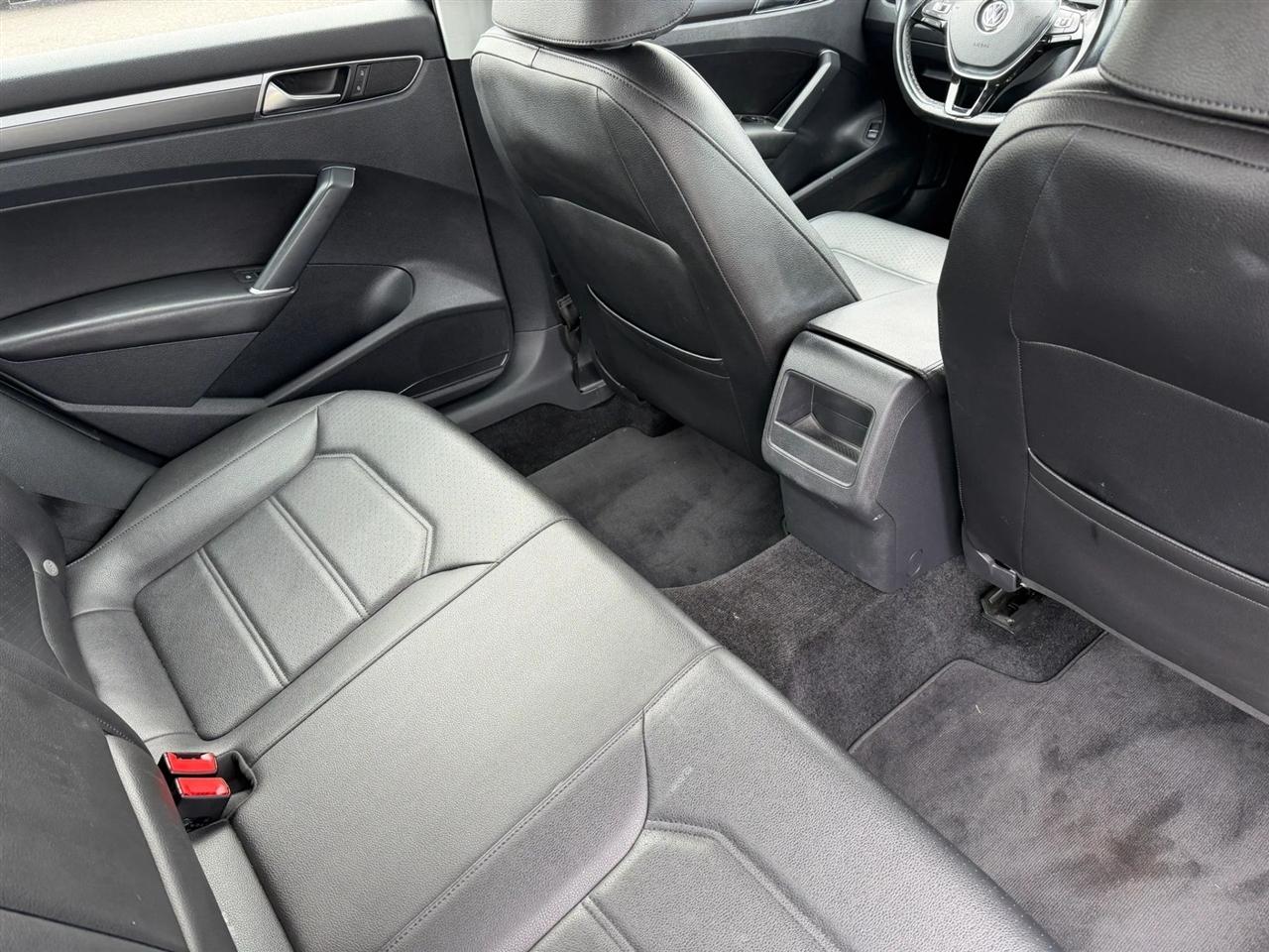 Volkswagen Passat R-Line w/Comfort Pkg Auto 2017