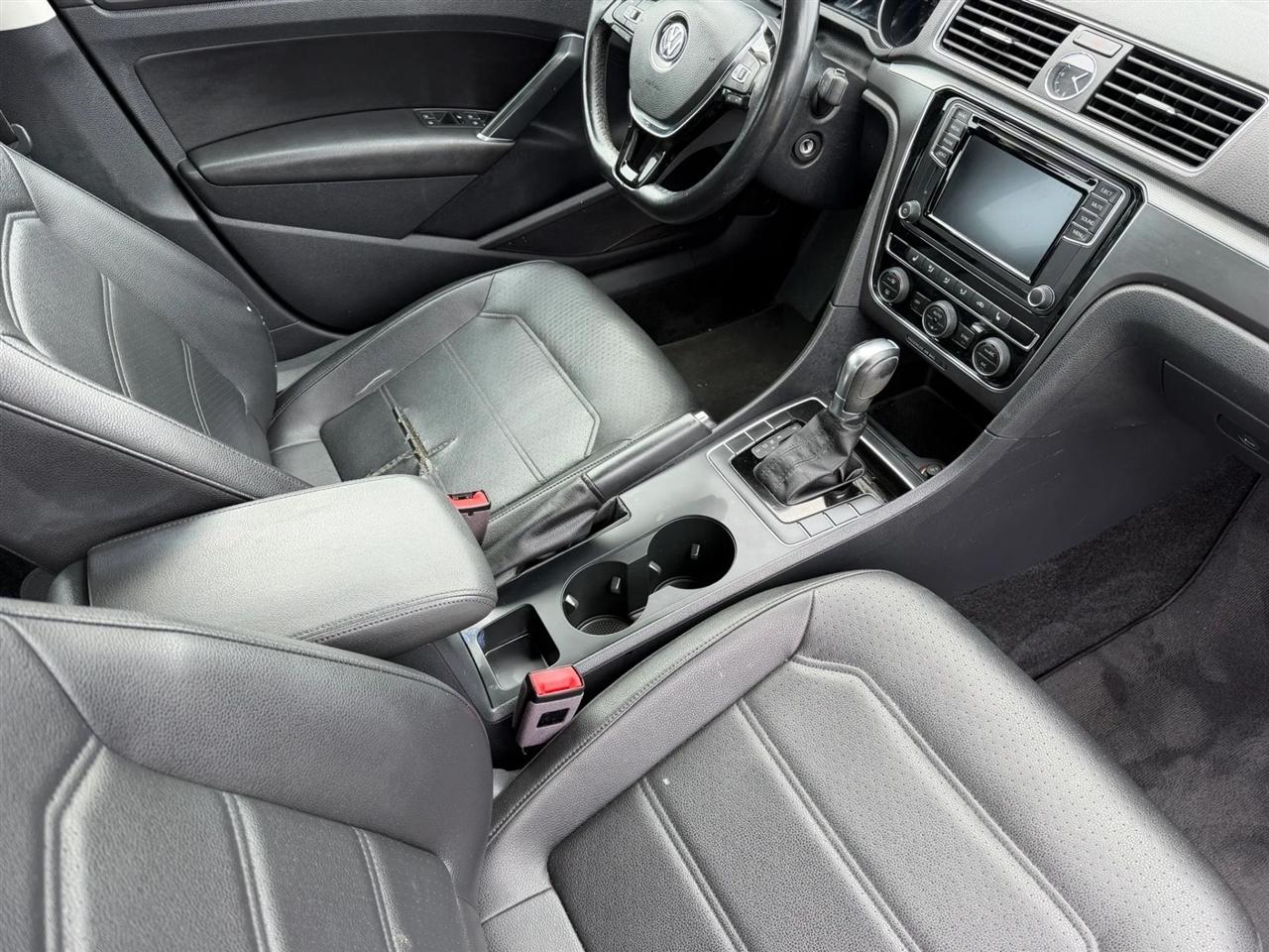 Volkswagen Passat R-Line w/Comfort Pkg Auto 2017