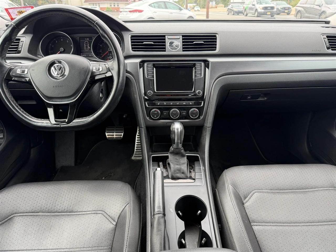 Volkswagen Passat R-Line w/Comfort Pkg Auto 2017