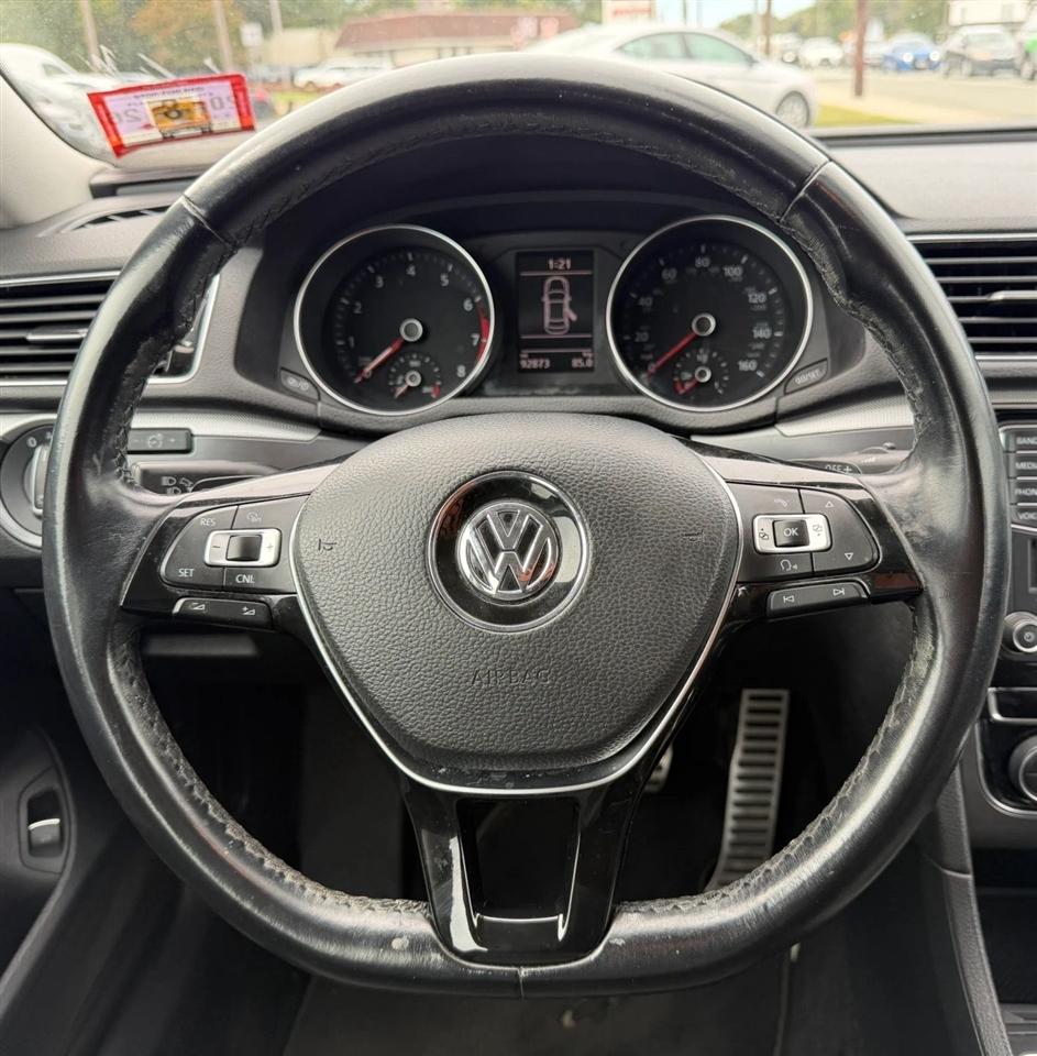 Volkswagen Passat R-Line w/Comfort Pkg Auto 2017