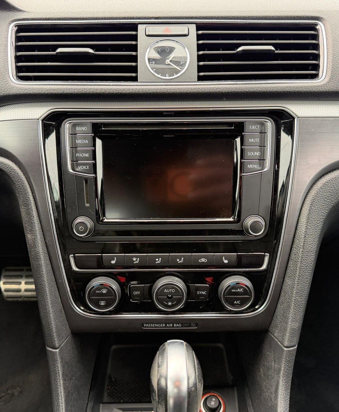 Volkswagen Passat R-Line w/Comfort Pkg Auto 2017