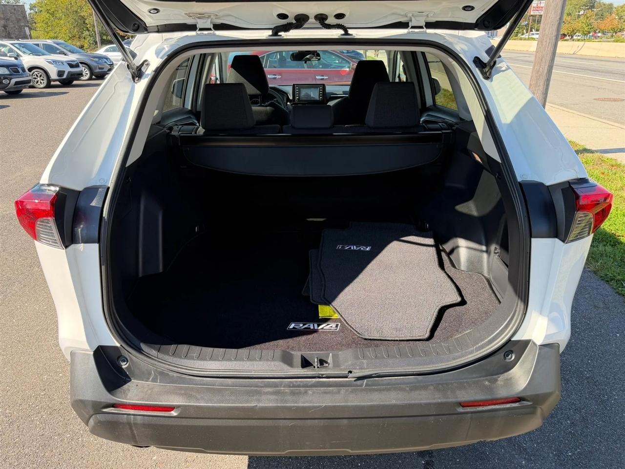 Toyota RAV4 LE AWD (Natl) 2019
