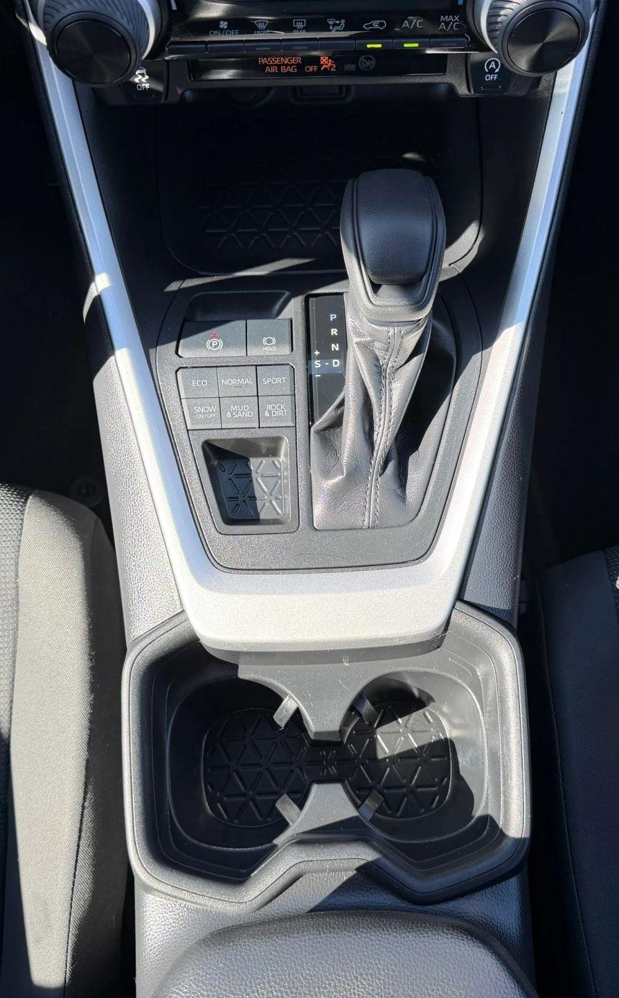 Toyota RAV4 LE AWD (Natl) 2019