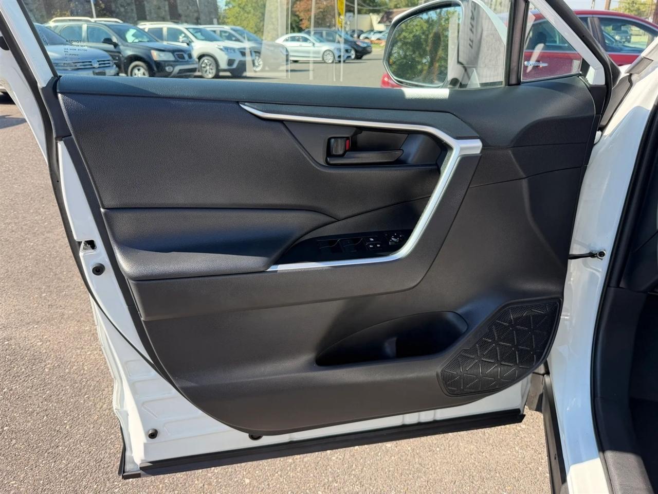 Toyota RAV4 LE AWD (Natl) 2019