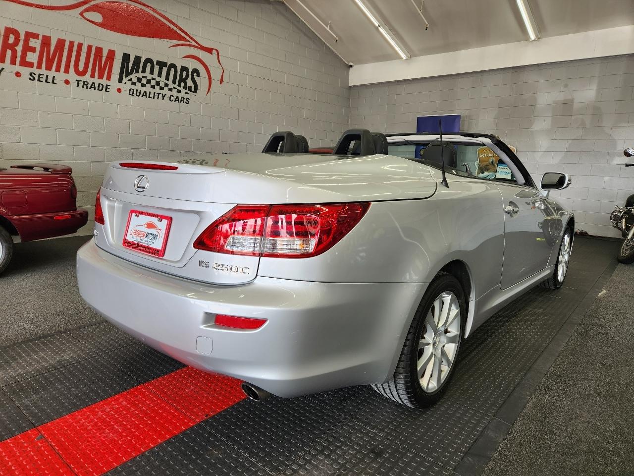Lexus IS C  2010