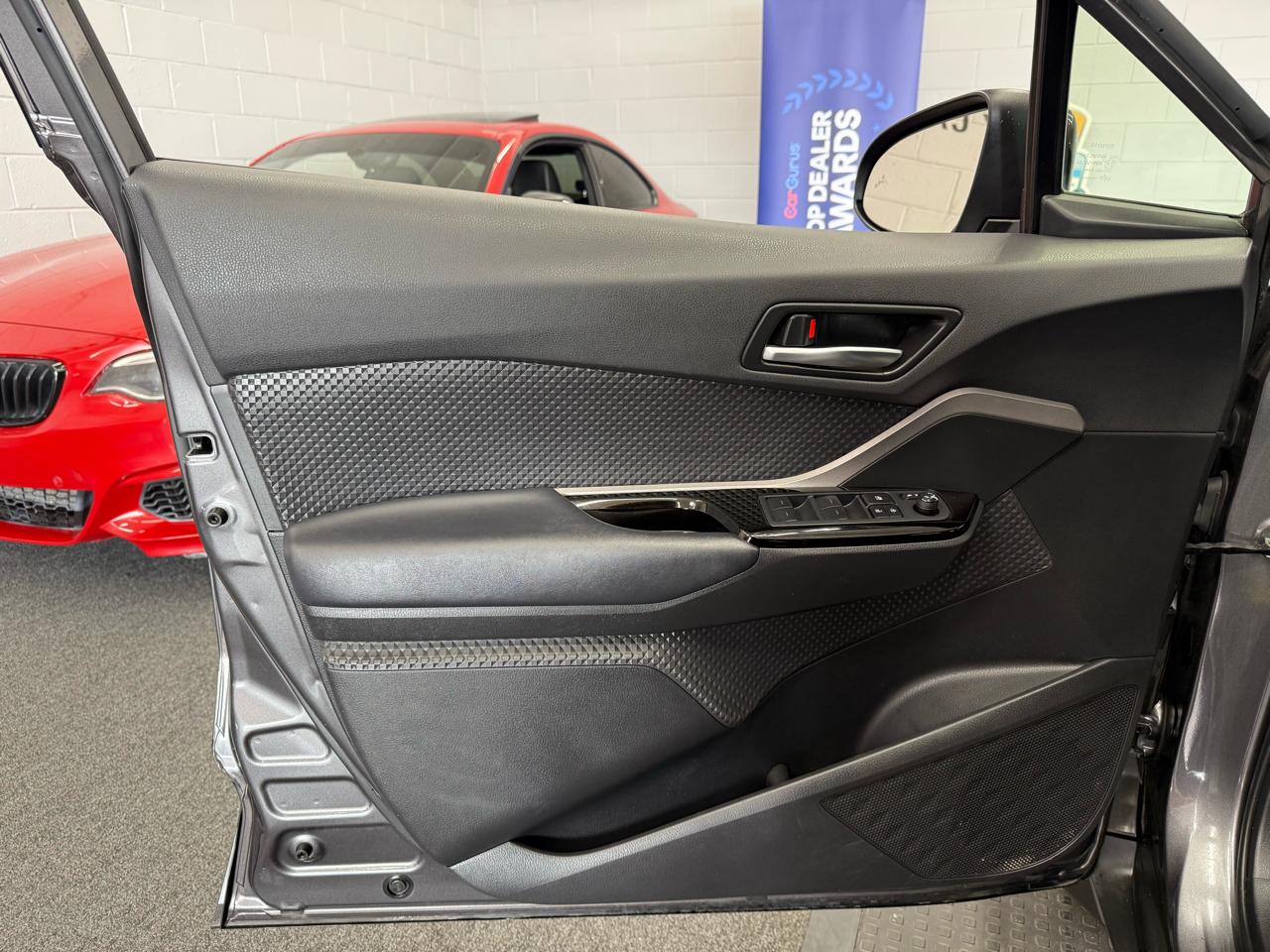 Toyota C-HR Nightshade FWD (Natl) 2021